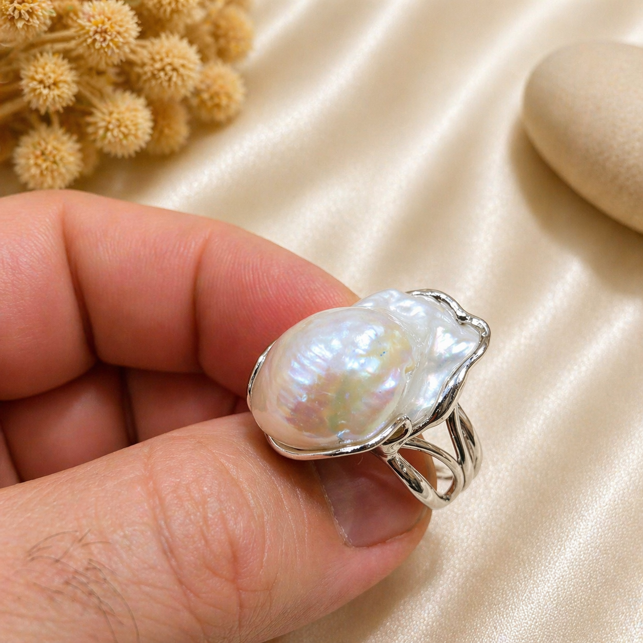 Anello in Argento 925 rodiato con Perla Barocca Naturale d'Acqua Dolce indossato