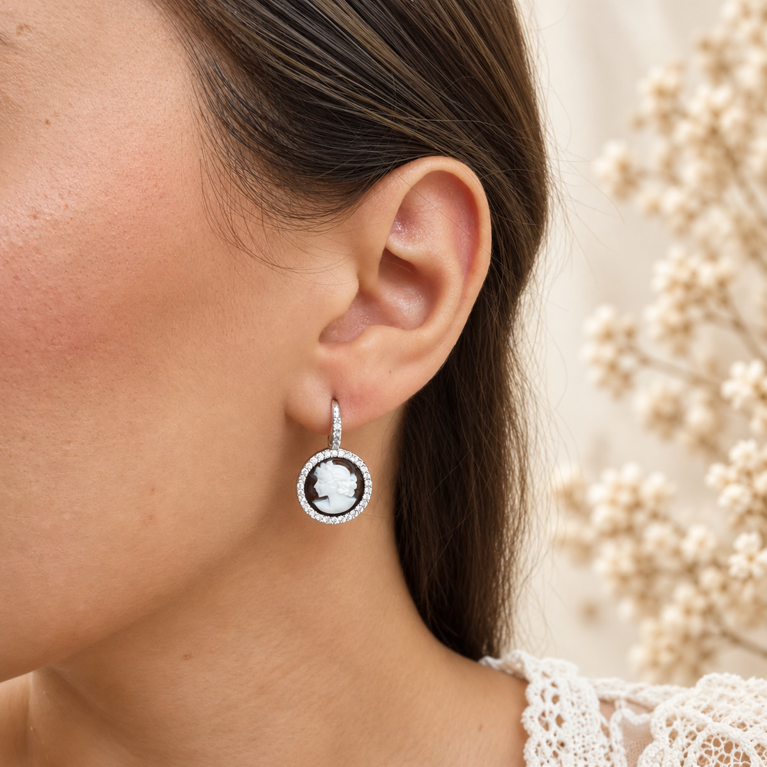 Orecchini Cammeo 12 mm Modello Sorrento Dame con Zirconi Monachelle in Argento 925 - Disponibili in 2 Finiture