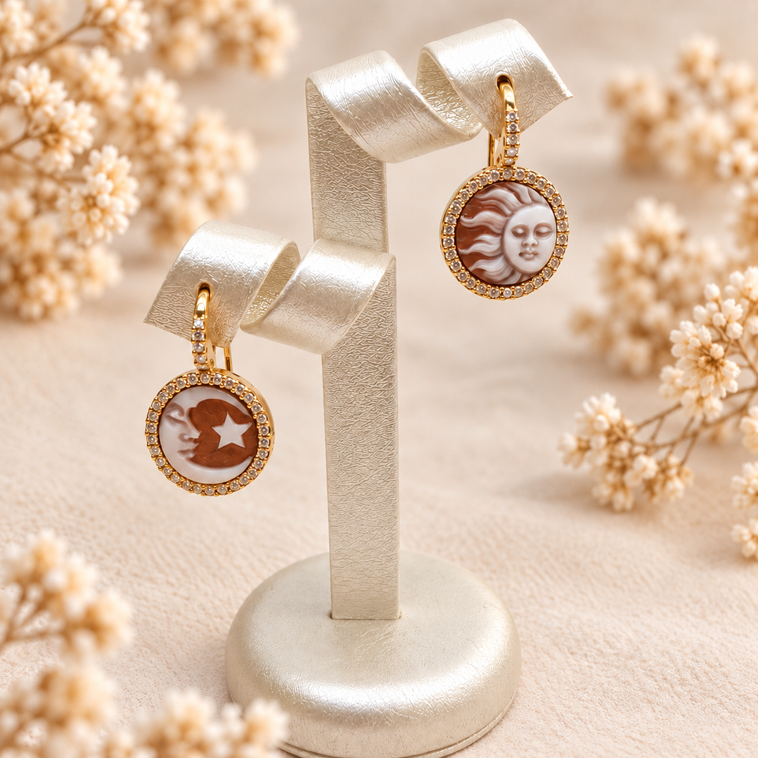 Orecchini Cammeo Modello Sorrento Sole e Luna con Zirconi Monachelle a Scatto in Argento 925 - Disponibili in 2 Finiture