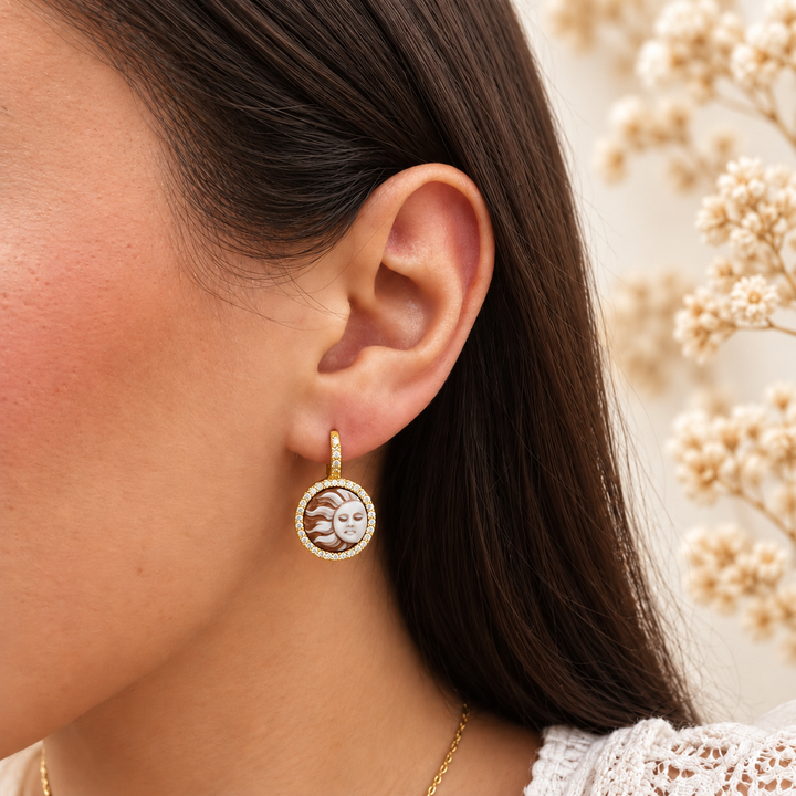 Orecchini Cammeo Modello Sorrento Sole e Luna con Zirconi Monachelle a Scatto in Argento 925 - Disponibili in 2 Finiture