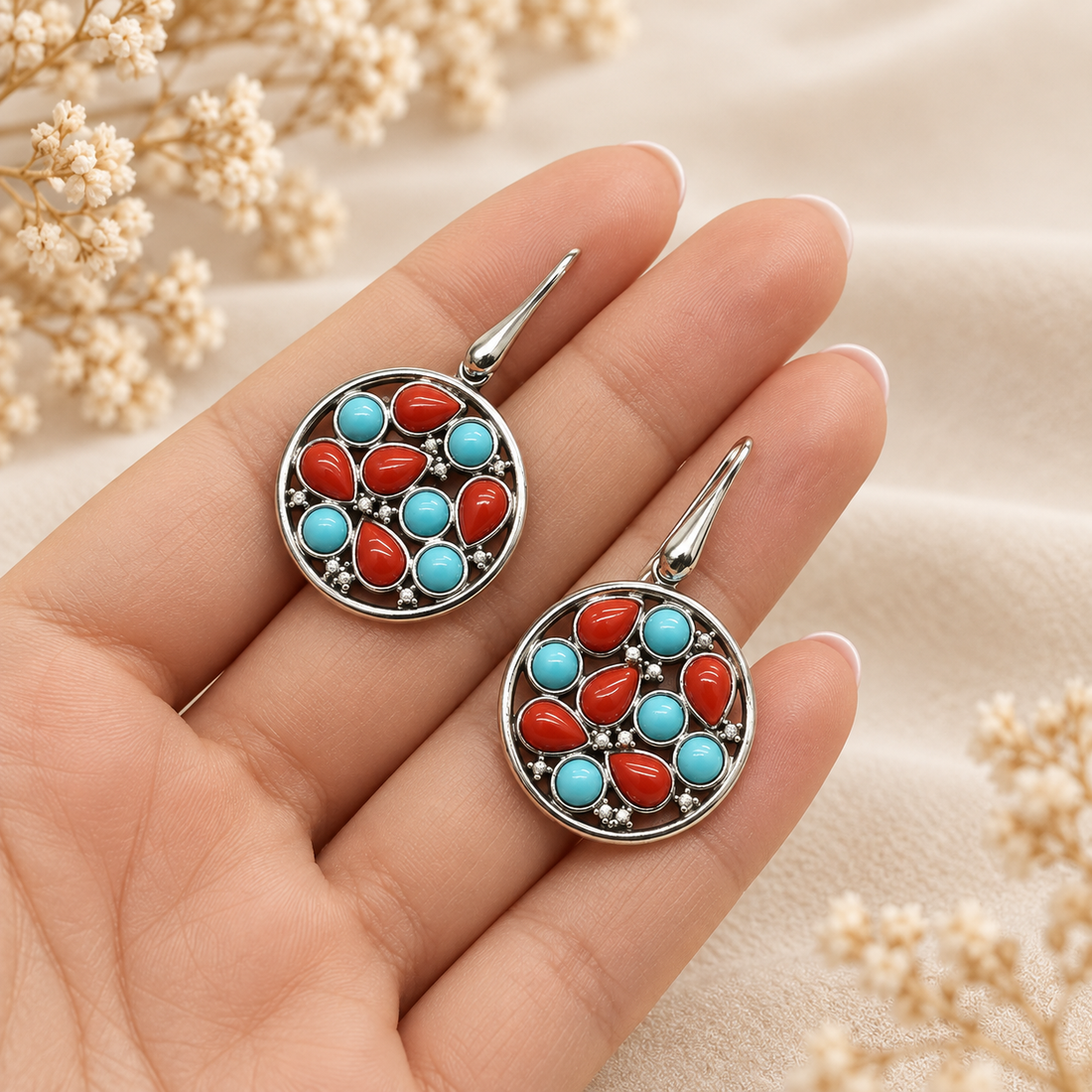 Orecchini Pendenti con Corallo e Turchese con Chiusure Pompeiane Aperte in Argento 925 Rodiato e Zirconi