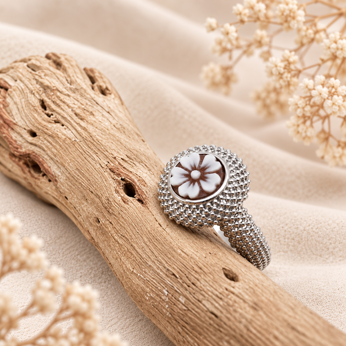 Anello Vesuvio con Cammeo Sardonico Fiore 5 Petali in Argento 925 Rodiato Regolabile