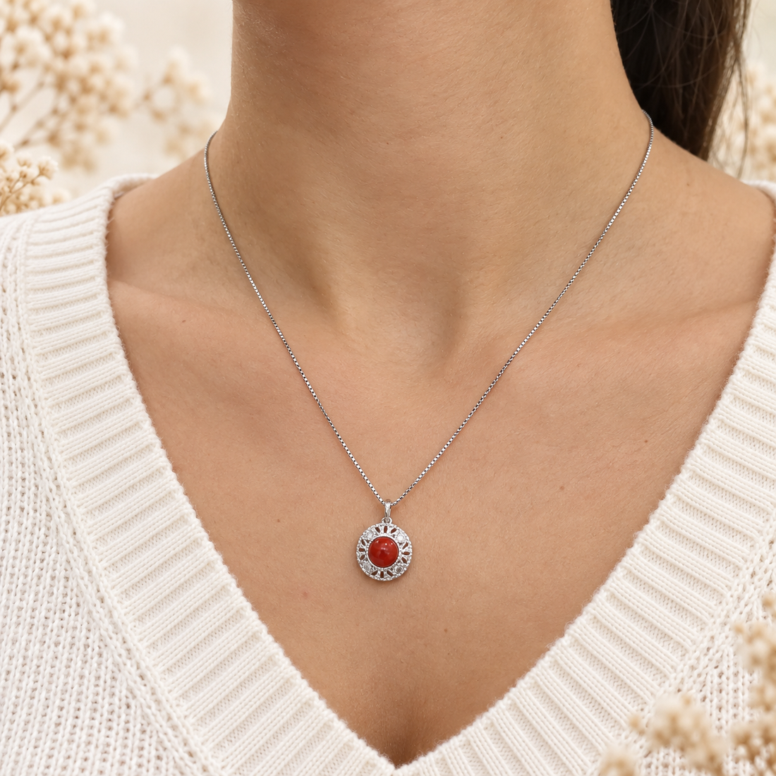 Collana con Ciondolo Modello Etrusco con Cabochon Centrale da 6 mm di Corallo Rosso Naturale e Zirconi in Argento 925 da Donna – Disponibile in 2 Finiture