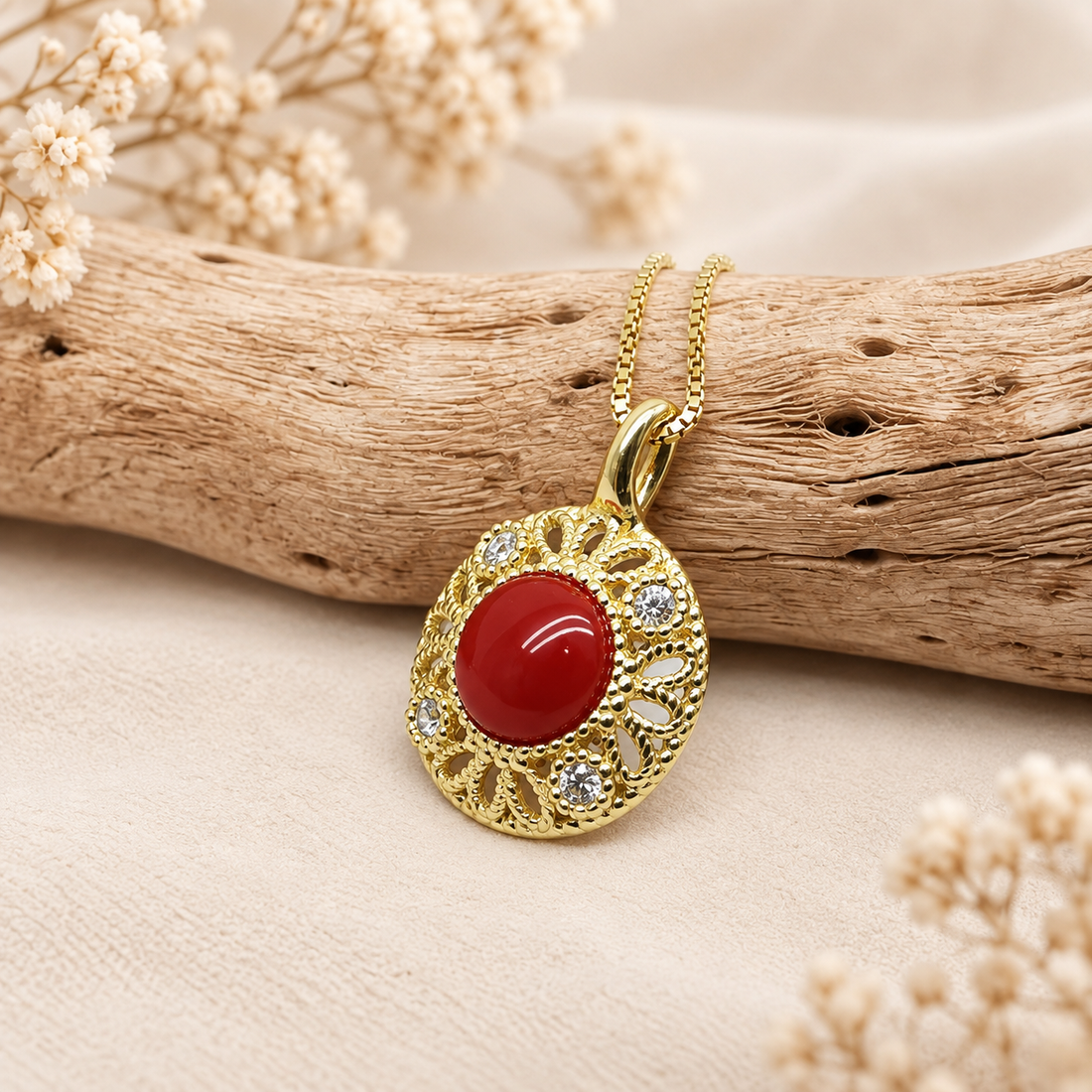Collana con Ciondolo Modello Etrusco con Cabochon Centrale da 6 mm di Corallo Rosso Naturale e Zirconi in Argento 925 da Donna – Disponibile in 2 Finiture