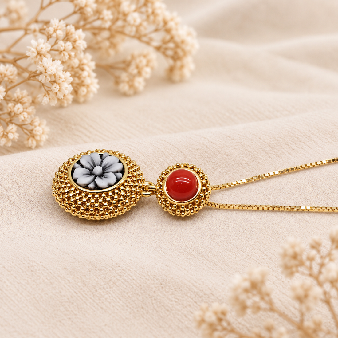 Set Gioielli Composto da Collana con Ciondolo, Anello e Orecchini Corallo e Cammei Quadrifoglio in Argento 925 Placcato in Oro Giallo