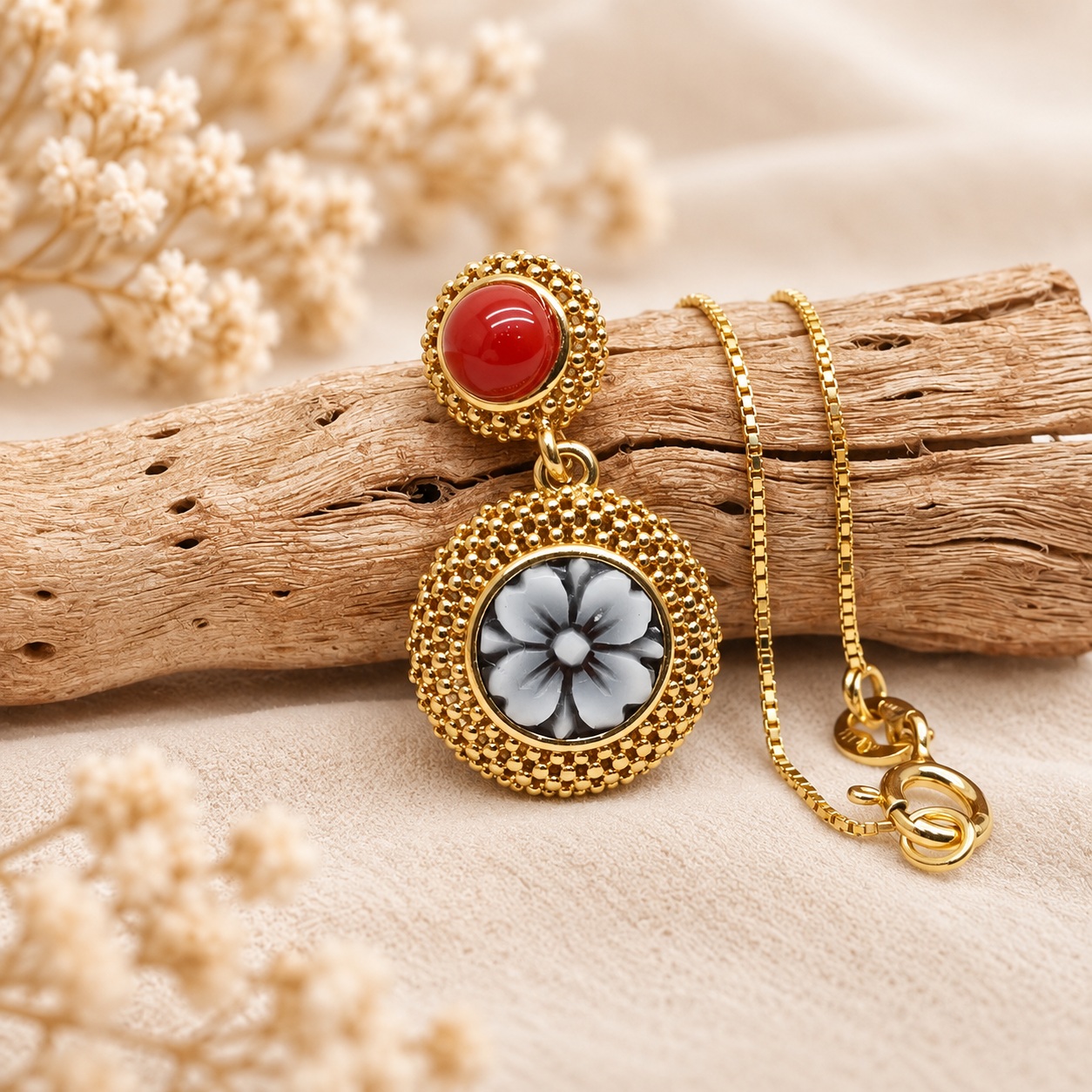 Set Gioielli Composto da Collana con Ciondolo, Anello e Orecchini Corallo e Cammei Quadrifoglio in Argento 925 Placcato in Oro Giallo