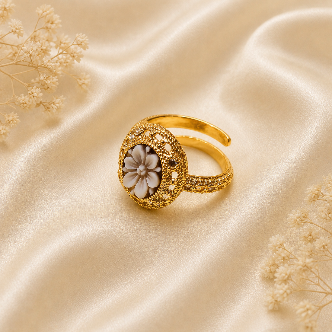 Anello Capri regolabile in Argento 925 placcato oro con cammeo floreale a 6 petali e montatura traforata artigianale.