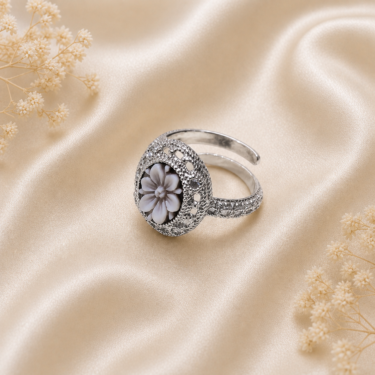 Anello Capri regolabile in Argento 925 rodiato con cammeo fiore a 6 petali e raffinata lavorazione traforata.