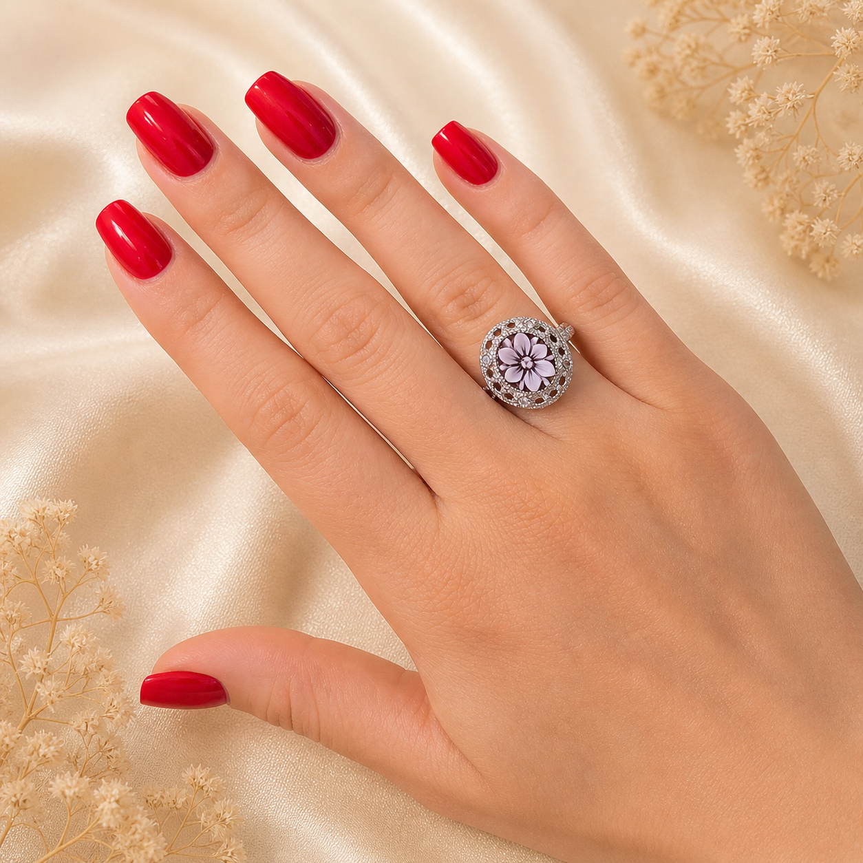 Anello Capri con cammeo fiore a 6 petali indossato, montatura regolabile in Argento 925 rodiato lavorata artigianalmente.