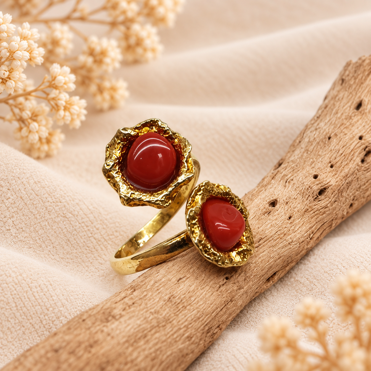 Anello contrarié in Argento 925 dorato con doppia pietra di Corallo Rosso Naturale, dettaglio ambientato su legno