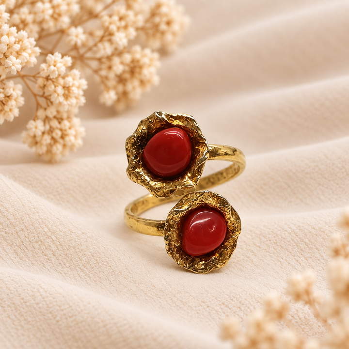 Dettaglio frontale dell’anello contrarié in Argento 925 dorato con doppia pietra di Corallo Rosso Naturale del Mediterraneo
