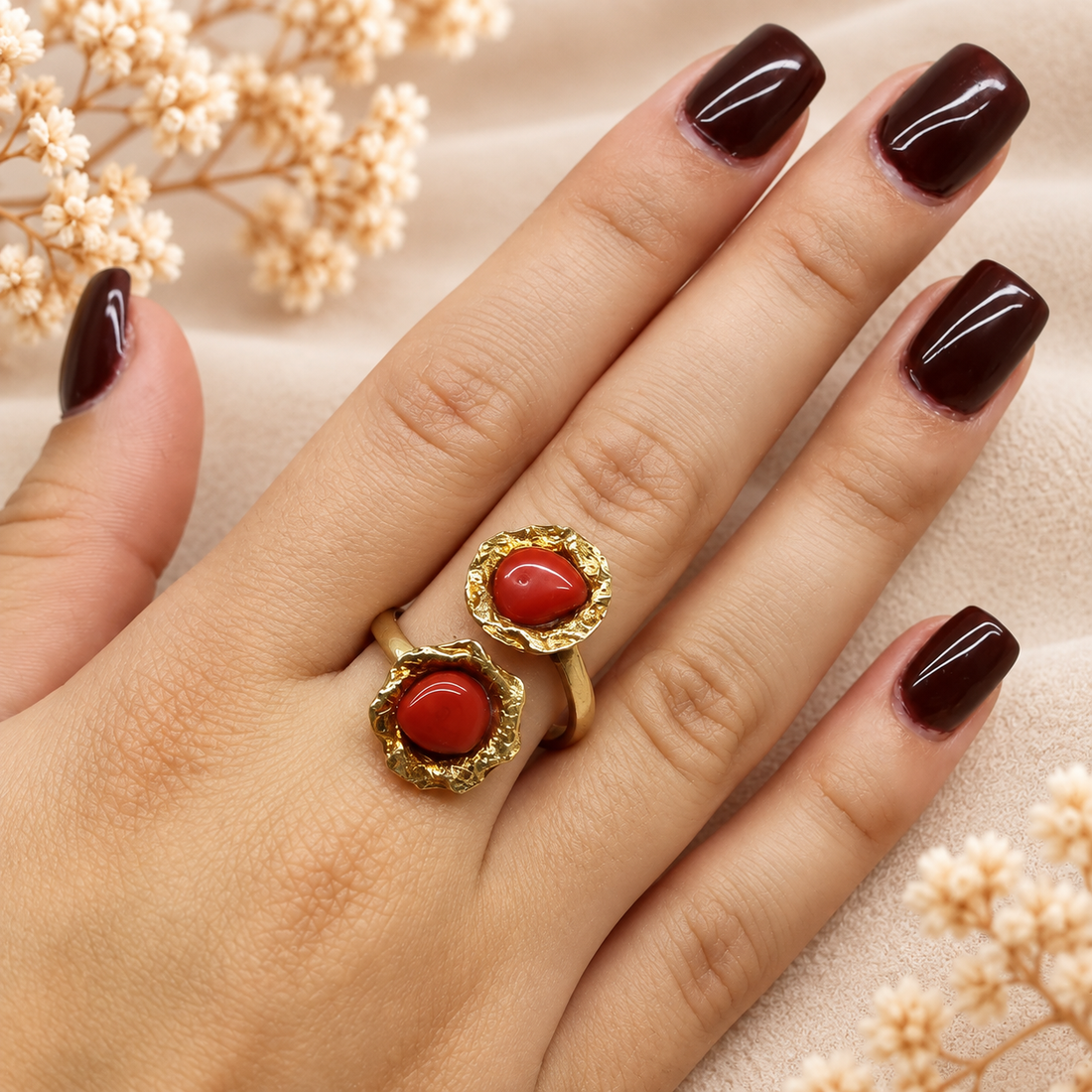 Anello contrarié regolabile in Argento 925 dorato con due pietre di Corallo Rosso Naturale del Mediterraneo indossato