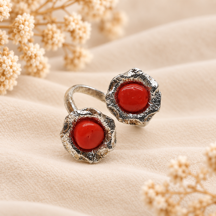 Dettaglio frontale dell’anello contrarié regolabile in Argento 925 rodiato con doppio elemento tondo in Corallo Rosso Naturale
