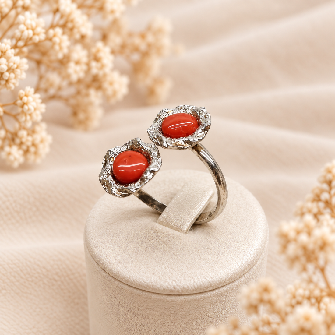 Anello contrarié in Argento 925 rodiato con due elementi tondi in Corallo Rosso Naturale del Mediterraneo su espositore