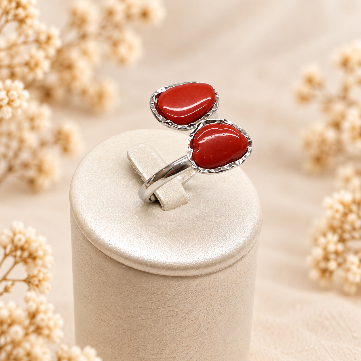 Anello contrarié regolabile in Argento 925 rodiato con due pietre barocche di Corallo Rosso Naturale del Mediterraneo su espositore
