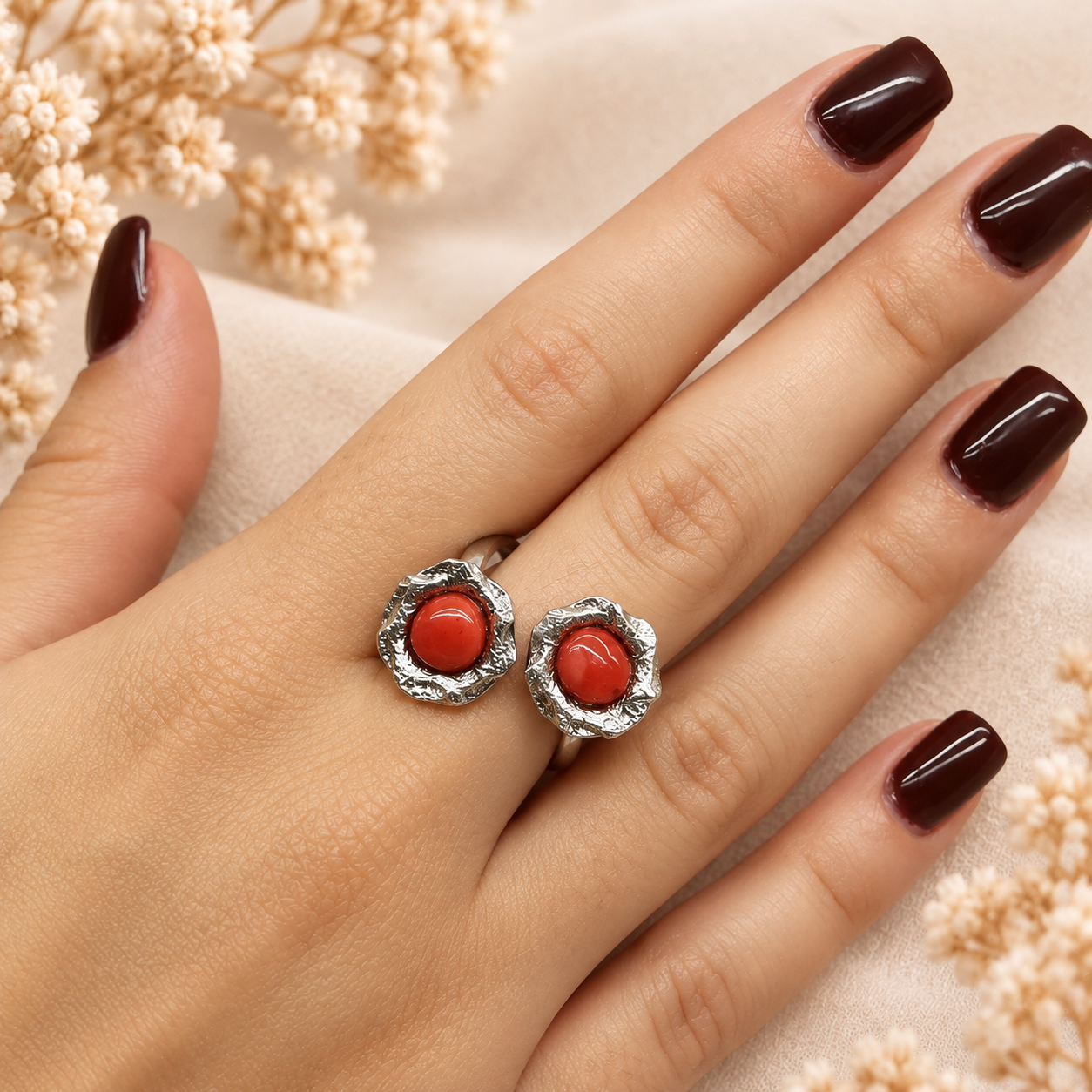 Anello contrarié regolabile in Argento 925 rodiato con due elementi tondi in Corallo Rosso Naturale del Mediterraneo indossato