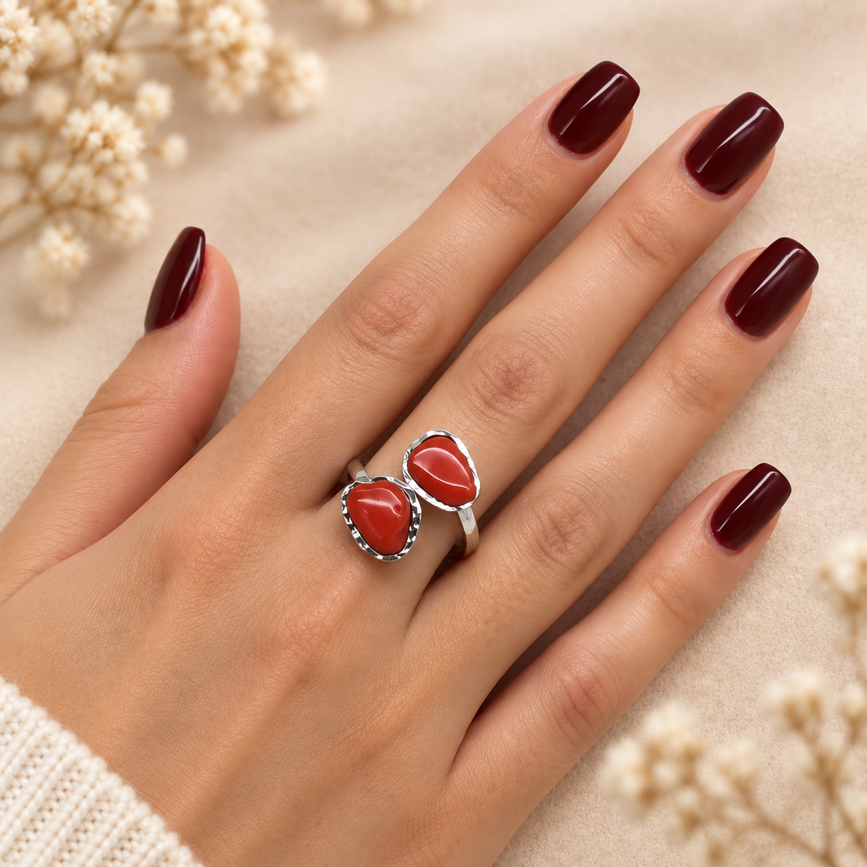 Anello contrarié regolabile in Argento 925 rodiato con pietre barocche di Corallo Rosso Naturale del Mediterraneo indossato