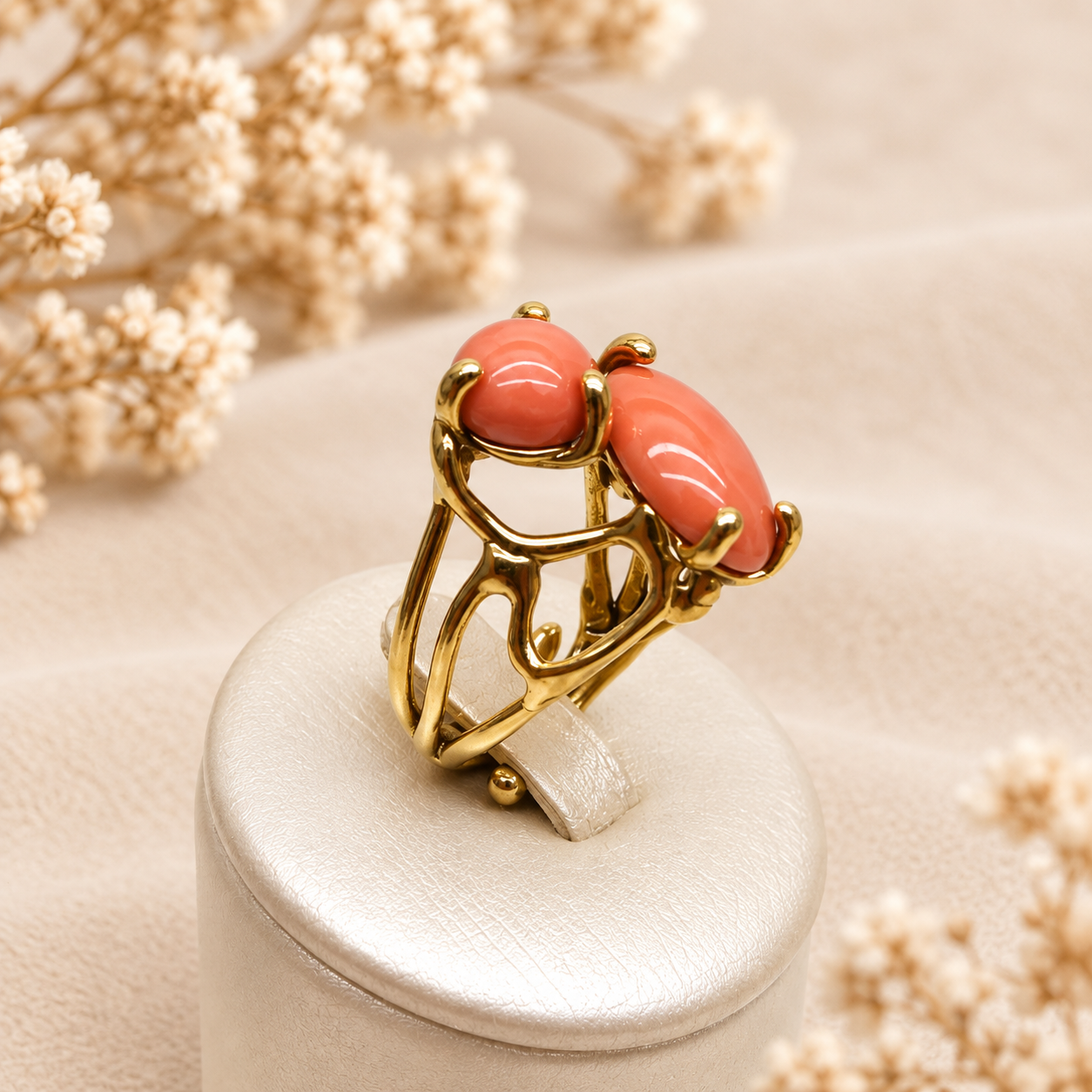 Primo piano dell’anello artigianale in Argento 925 placcato oro giallo con due cabochon di corallo rosa naturale