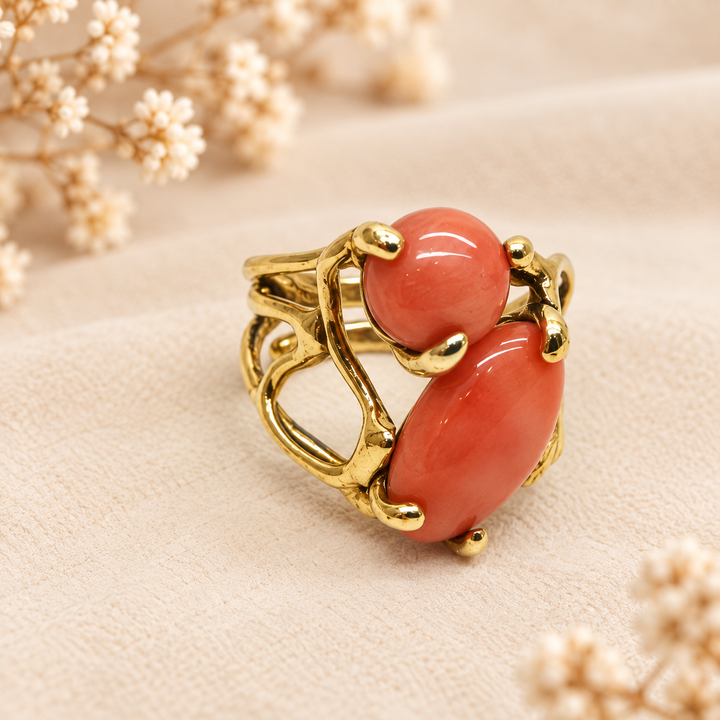 Vista posteriore dell’anello regolabile con doppio cabochon di corallo rosa e montatura traforata in Argento 925 placcato oro giallo