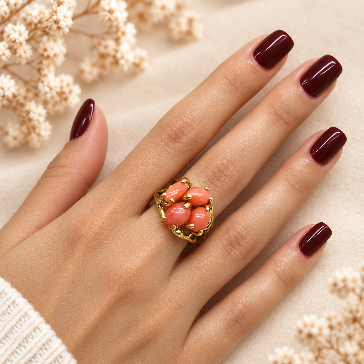 Anello regolabile in Argento 925 placcato oro giallo con quattro cabochon di corallo rosa naturale, foto indossata