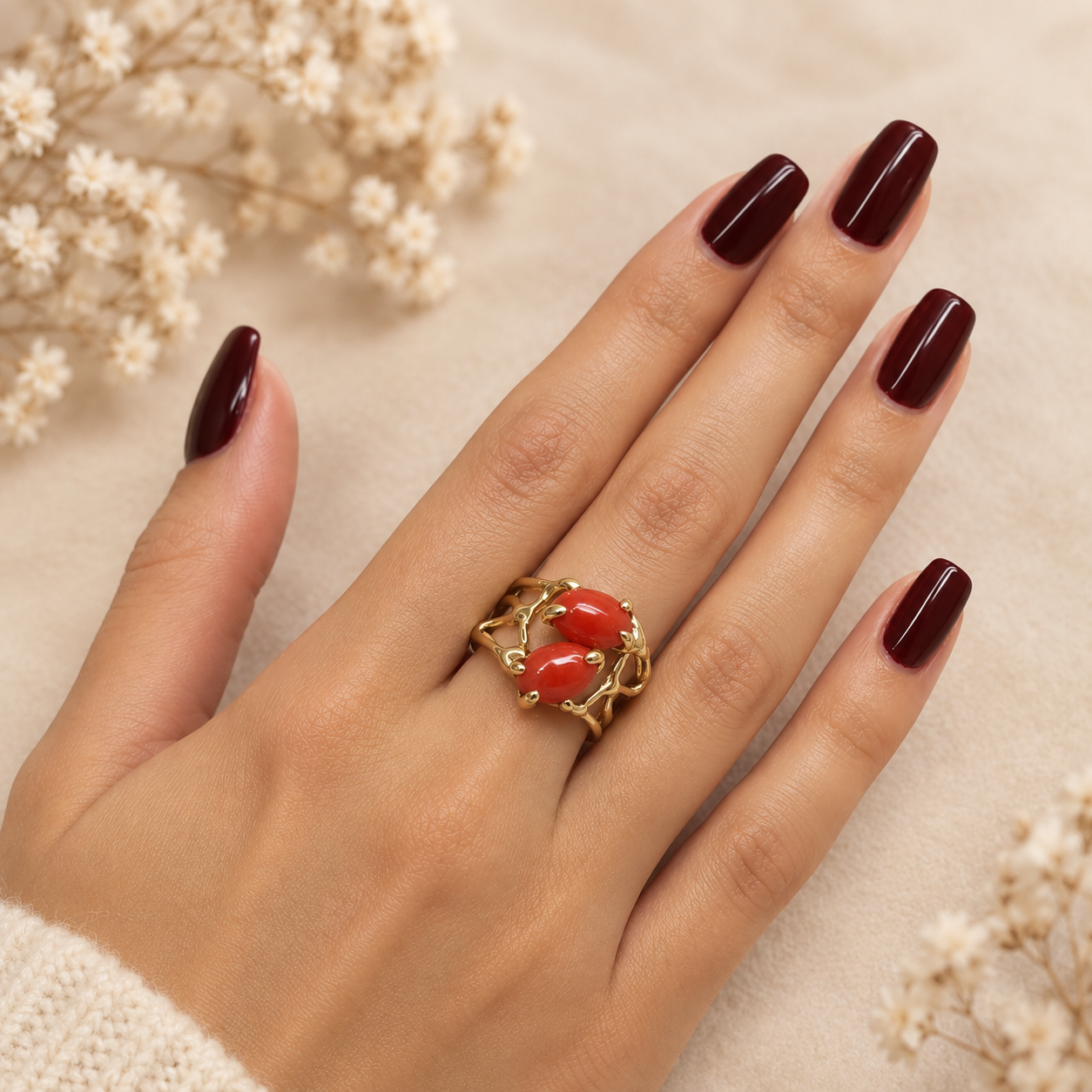 Anello regolabile in Argento 925 placcato oro giallo con due cabochon ovali di Corallo Rosso Naturale del Mediterraneo, foto indossata