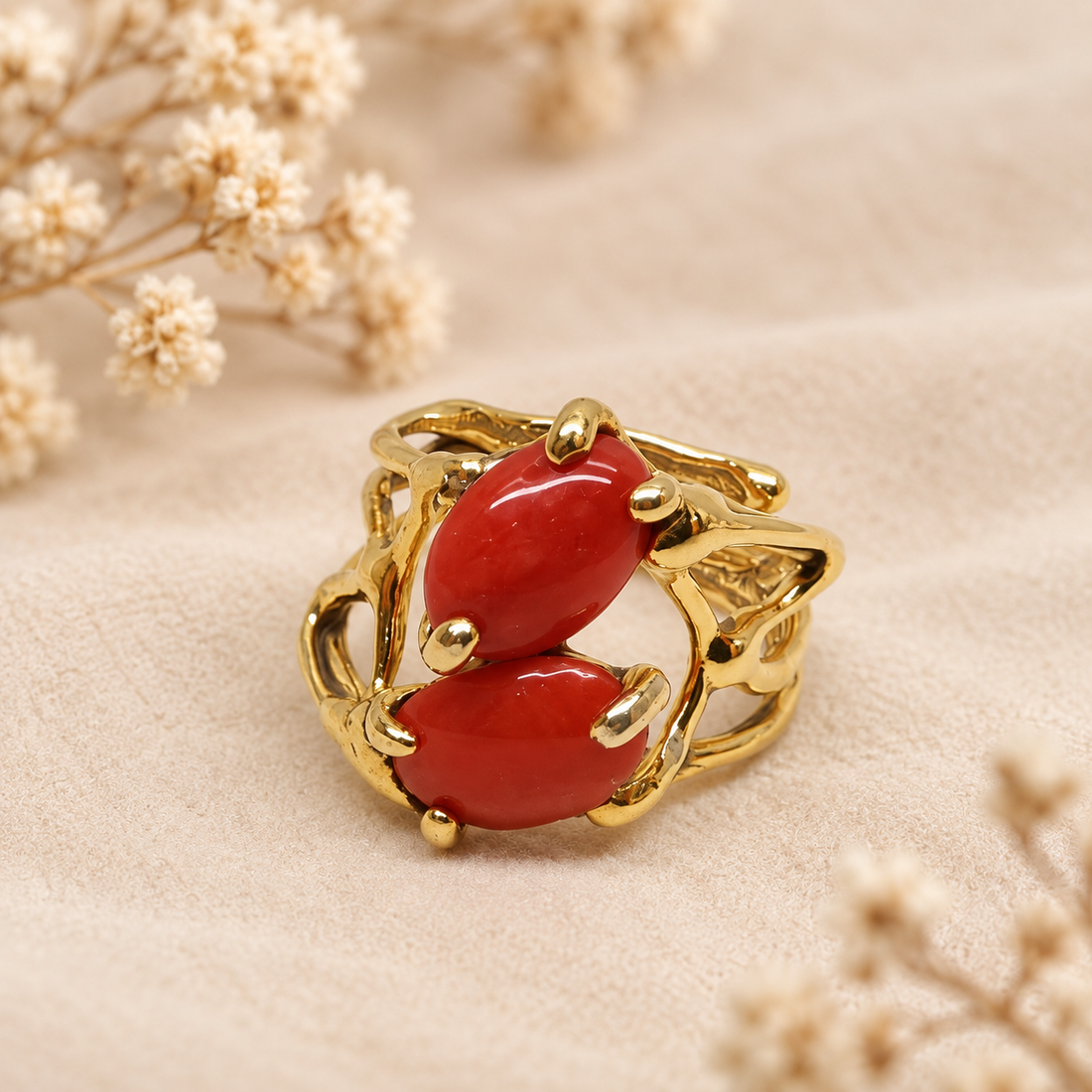 Vista frontale dell’anello artigianale in Argento 925 placcato oro giallo con due cabochon ovali di Corallo Rosso Naturale del Mediterraneo