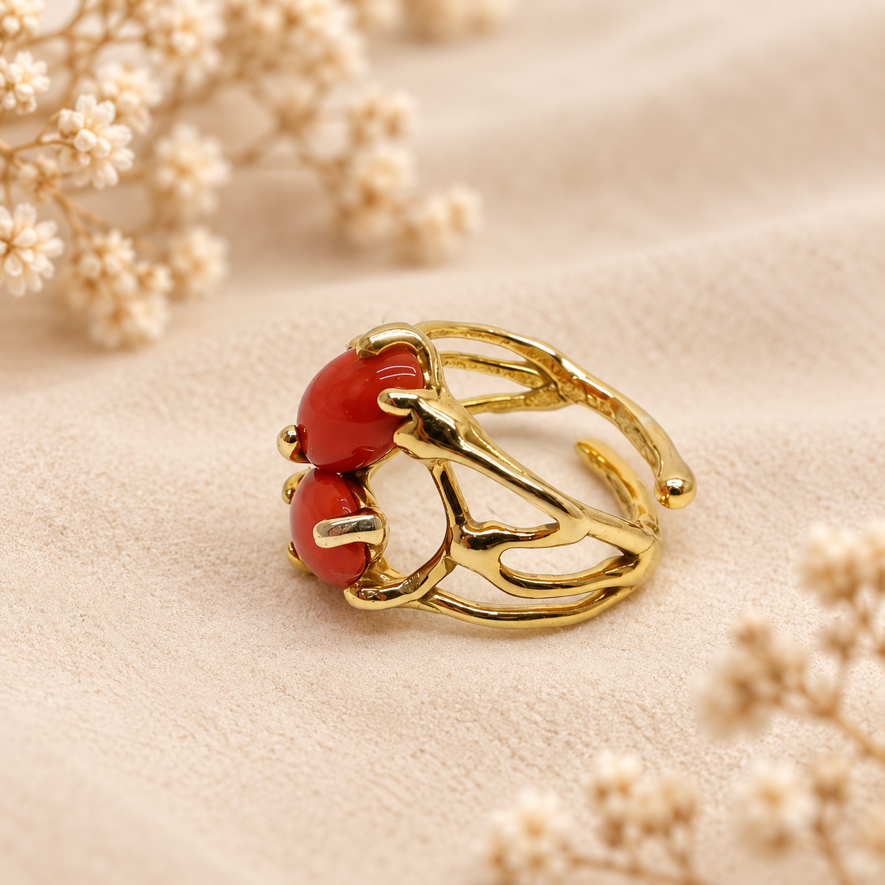 Vista posteriore dell’anello regolabile con due cabochon di Corallo Rosso Naturale del Mediterraneo e montatura traforata in Argento 925 placcato oro