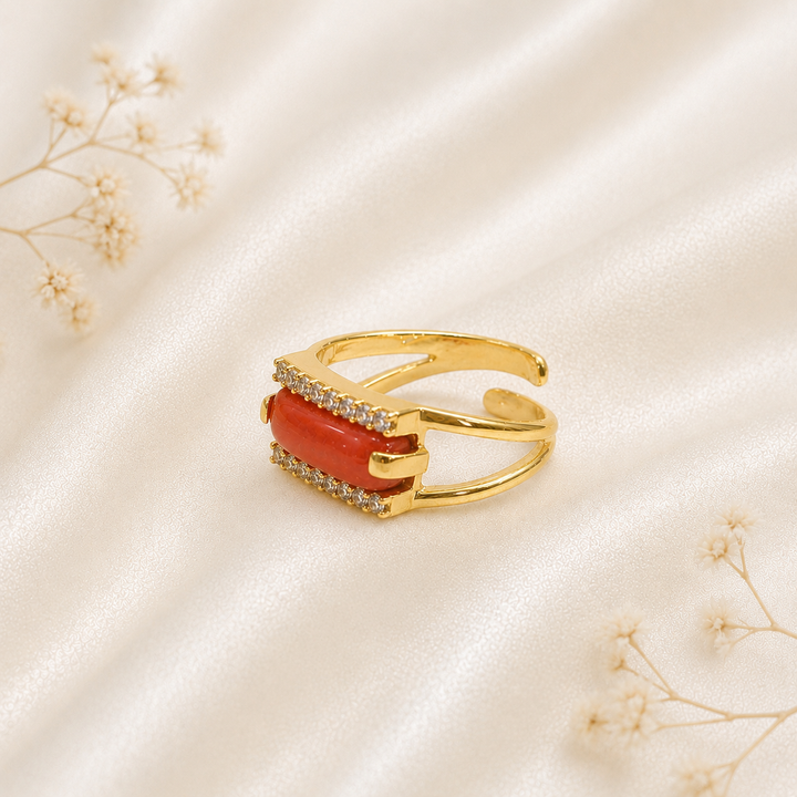 Anello da donna in Argento 925 placcato oro con Corallo Rosso Naturale del Mediterraneo e doppio pavé di zirconi bianchi.