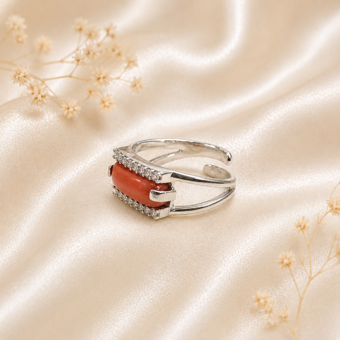 Anello da donna in Argento 925 rodiato con Corallo Rosso Naturale del Mediterraneo e doppio pavé di zirconi bianchi.
