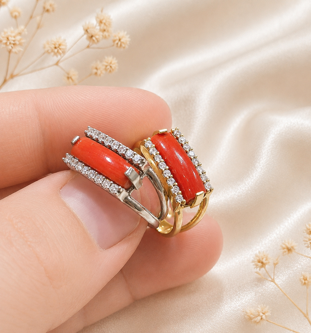 Dettaglio degli anelli in Argento 925 placcato oro e rodiato con Corallo Rosso Naturale del Mediterraneo e zirconi bianchi.