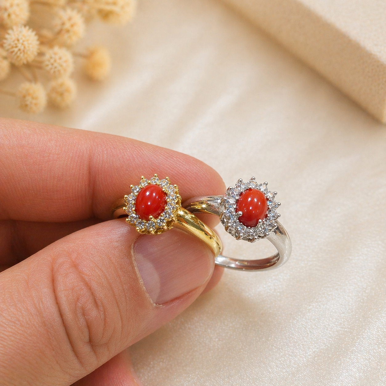 Anello regolabile in Argento 925 con cabochon ovale di Corallo Rosso Naturale del Mediterraneo e zirconi bianchi, disponibile in finitura placcata oro e rodiata