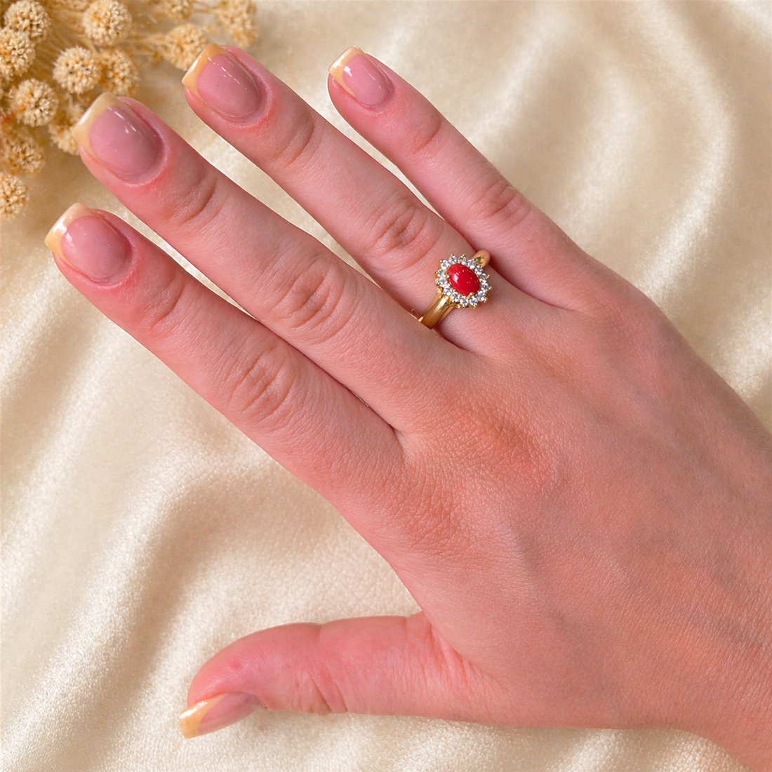 Anello regolabile in Argento 925 placcato oro con cabochon ovale di Corallo Rosso Naturale del Mediterraneo e zirconi bianchi indossato da donna
