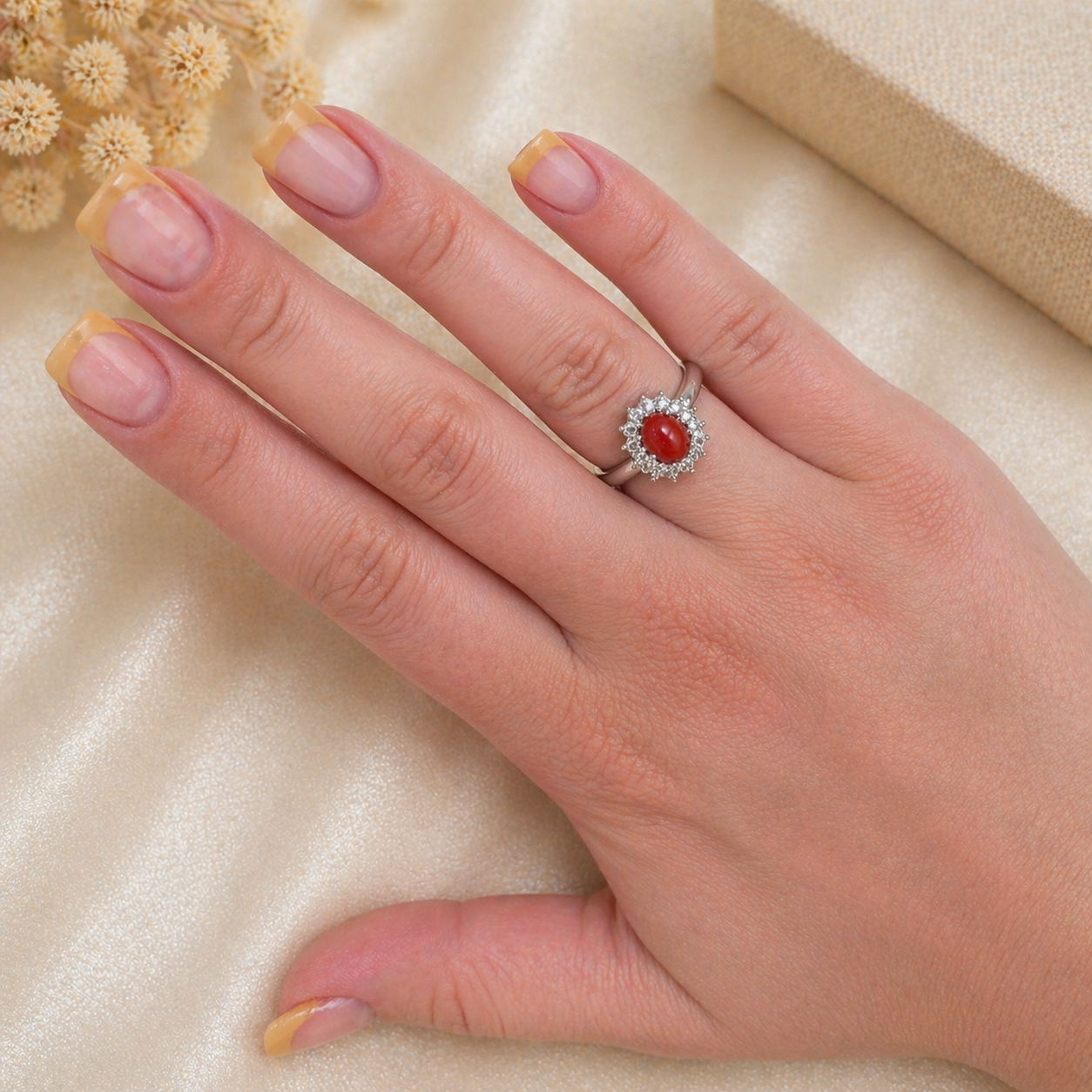 Anello regolabile in Argento 925 rodiato con cabochon ovale di Corallo Rosso Naturale del Mediterraneo e zirconi bianchi indossato da donna