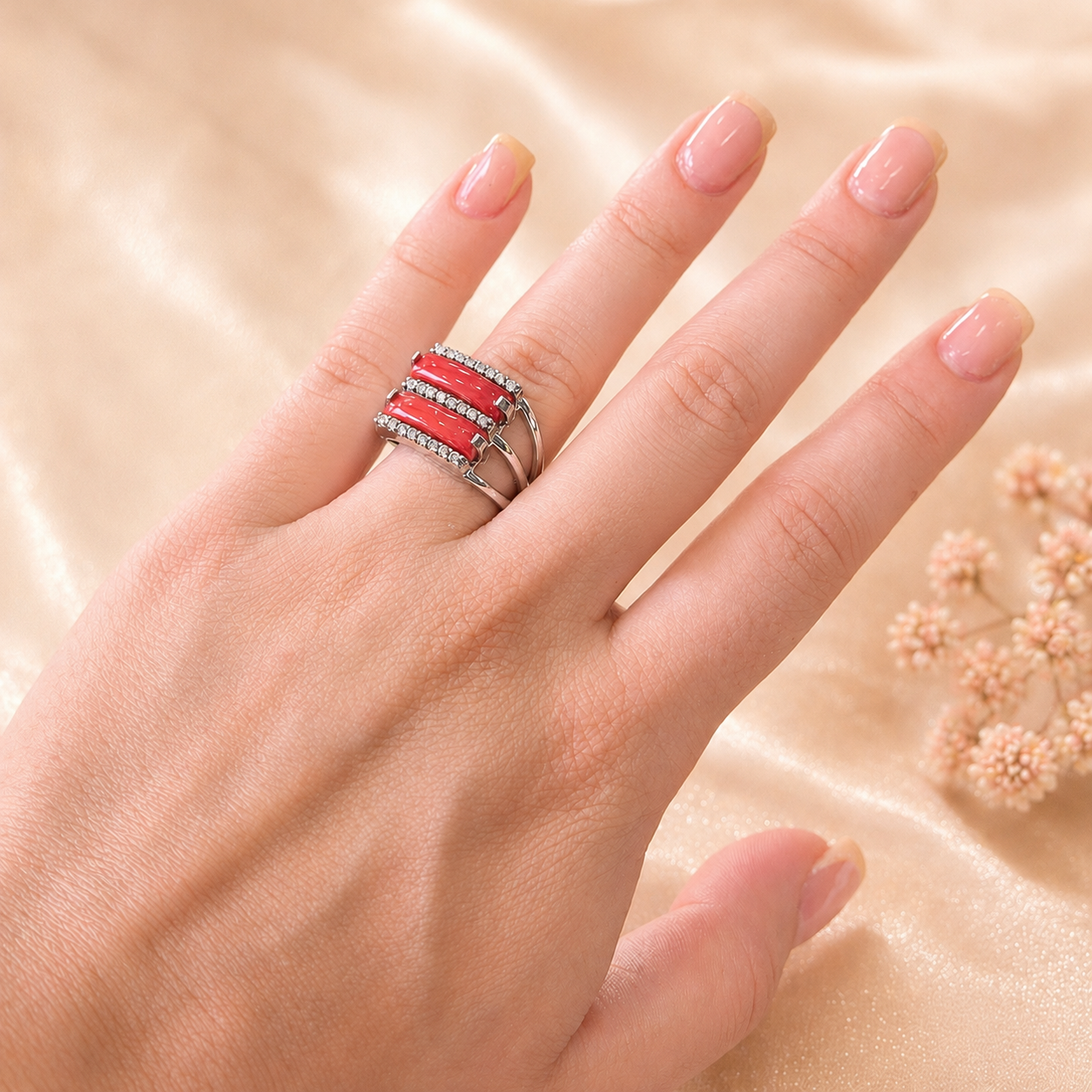 Anello da donna in Argento 925 rodiato con doppia fascia di Corallo Rosso Naturale del Mediterraneo e zirconi indossato