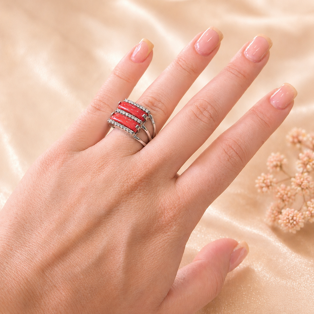 Anello da donna in Argento 925 rodiato con doppia fascia di Corallo Rosso Naturale del Mediterraneo e zirconi indossato