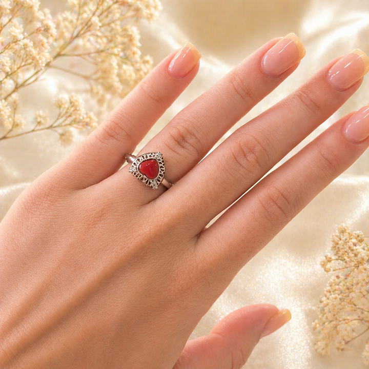 Anello con cuore in corallo rosso naturale del Mediterraneo, Argento 925 regolabile con zirconi bianchi.