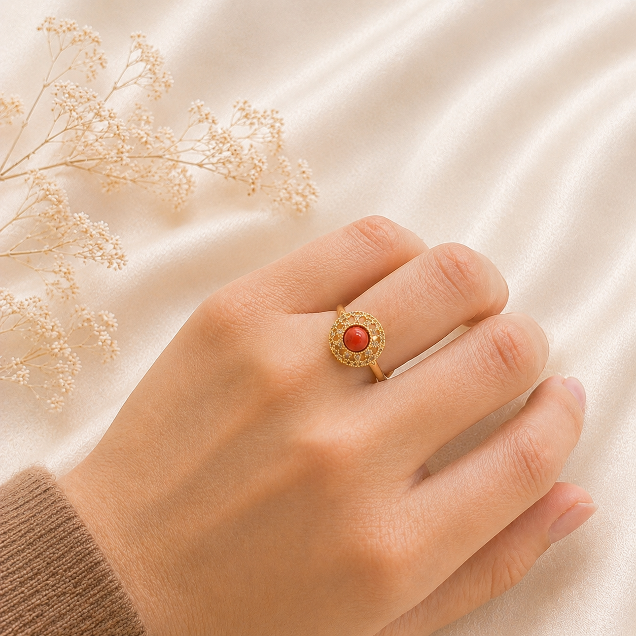 Anello Elite da donna in Argento 925 regolabile con corallo rosso naturale del Mediterraneo, disponibile nelle finiture rodiata e placcata oro, realizzato artigianalmente in Italia.