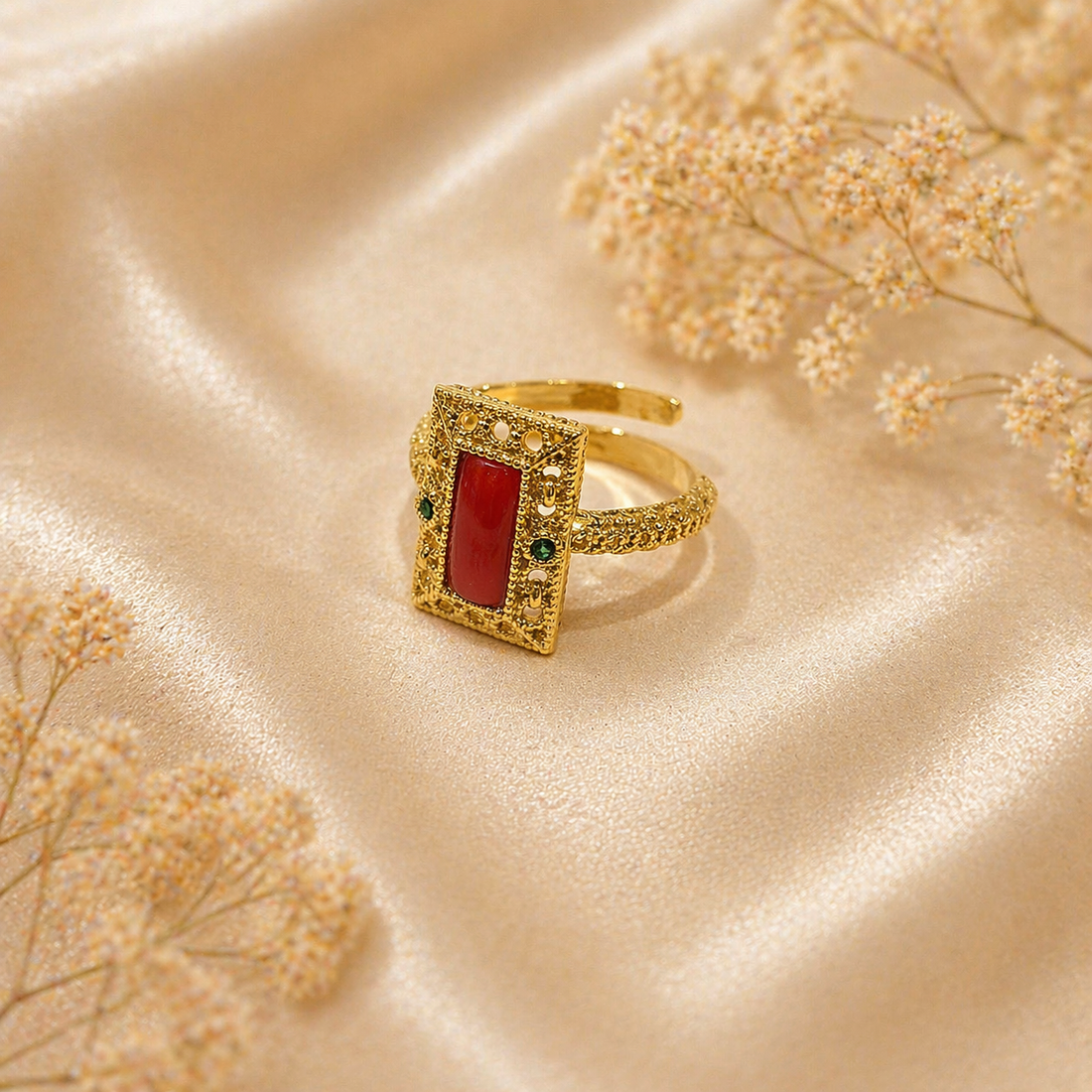 Anello Imperial in Argento 925 placcato oro con fascetta di Corallo Rosso Naturale del Mediterraneo, zirconi verdi e raffinata montatura traforata.