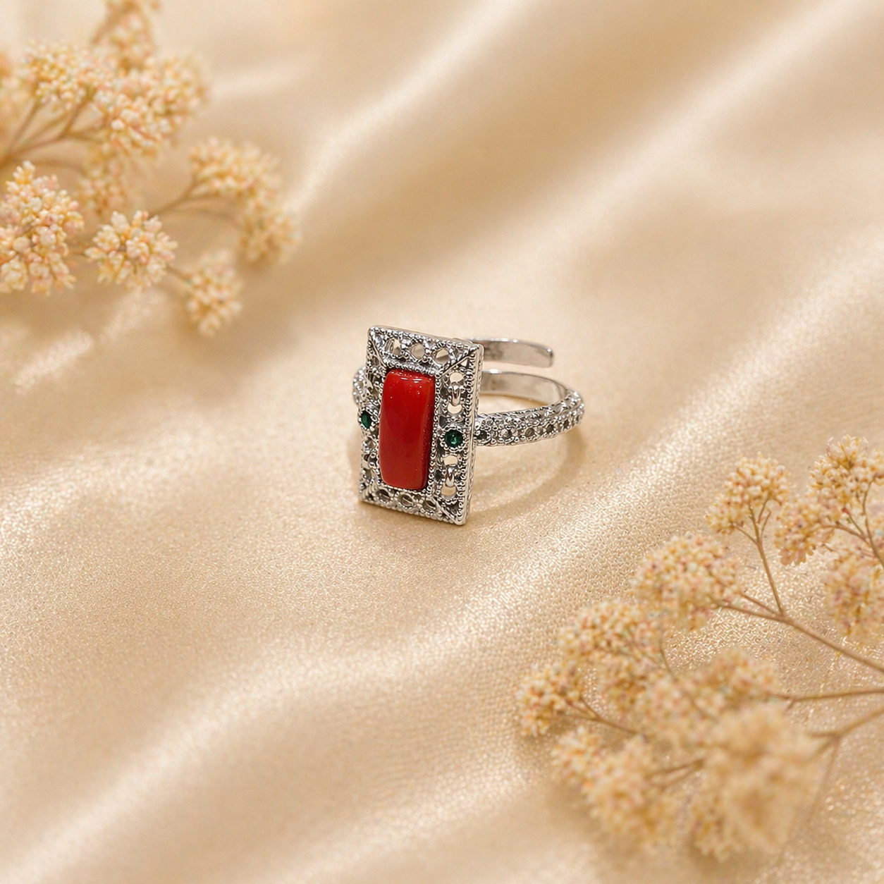 Anello Imperial in Argento 925 rodiato con fascetta di Corallo Rosso Naturale del Mediterraneo, zirconi verdi e raffinata montatura traforata.