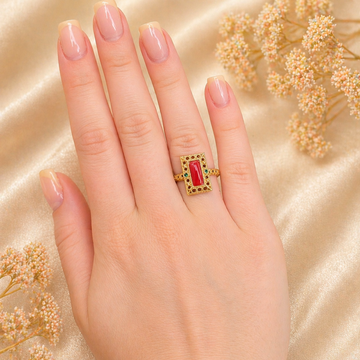 Anello Imperial da donna indossato in Argento 925 placcato oro con fascetta di Corallo Rosso Naturale del Mediterraneo, zirconi verdi e montatura traforata.