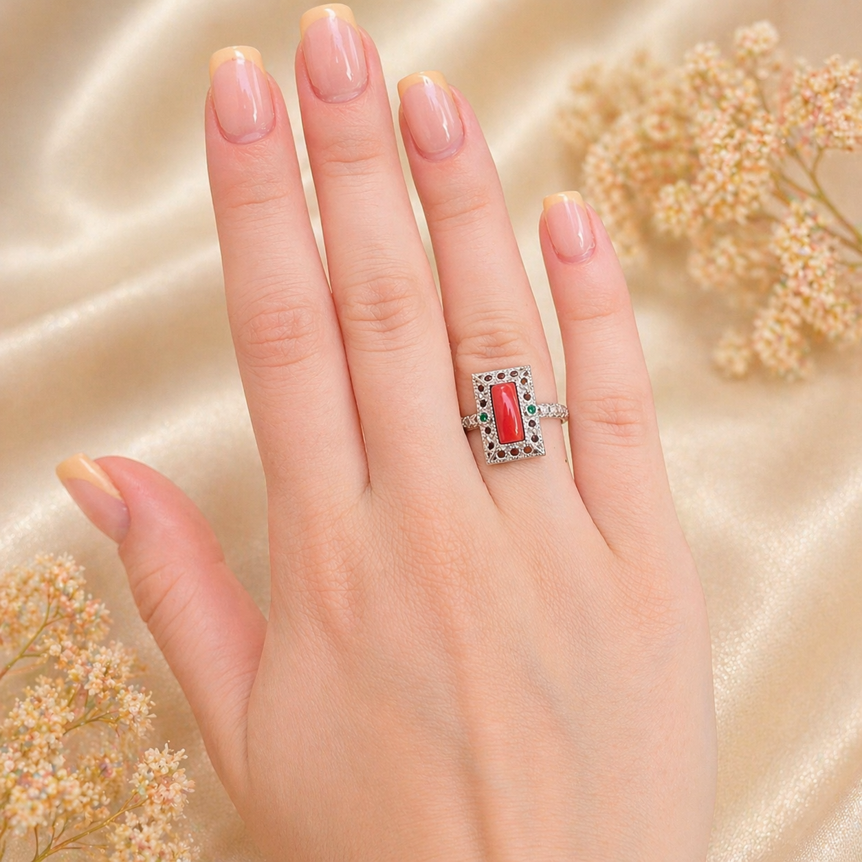 Anello Imperial da donna indossato in Argento 925 rodiato con fascetta di Corallo Rosso Naturale del Mediterraneo, zirconi verdi e montatura traforata.