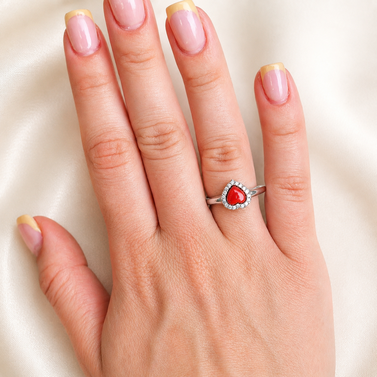 Anello Passion da donna in Argento 925 regolabile con cuore in Corallo Rosso Naturale del Mediterraneo e zirconi bianchi, realizzato artigianalmente in Italia.