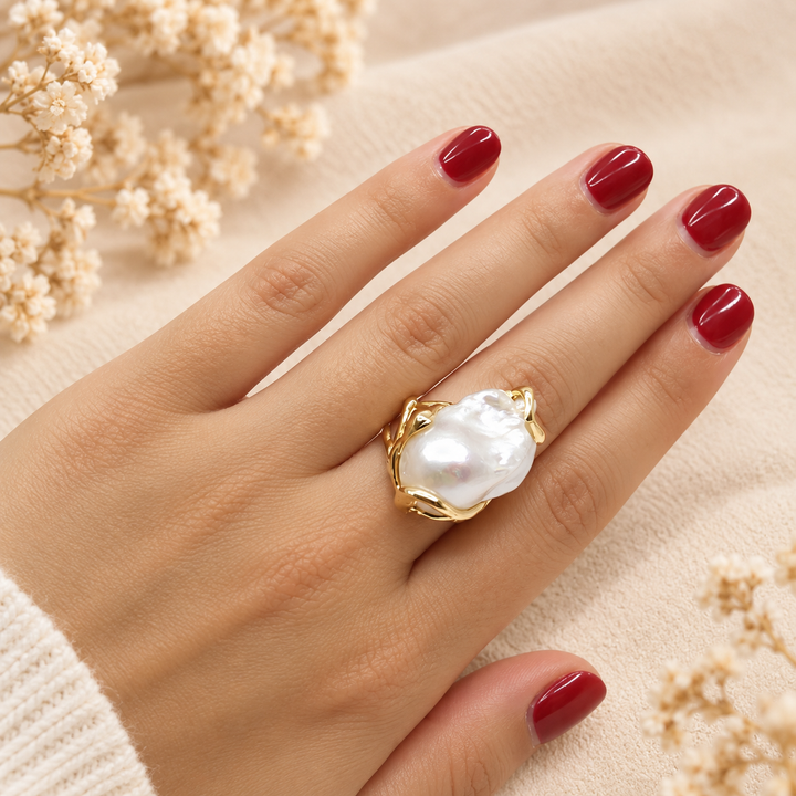 Anello da donna con grande perla barocca naturale d’acqua dolce e montatura in Argento 925 placcato oro, indossato.