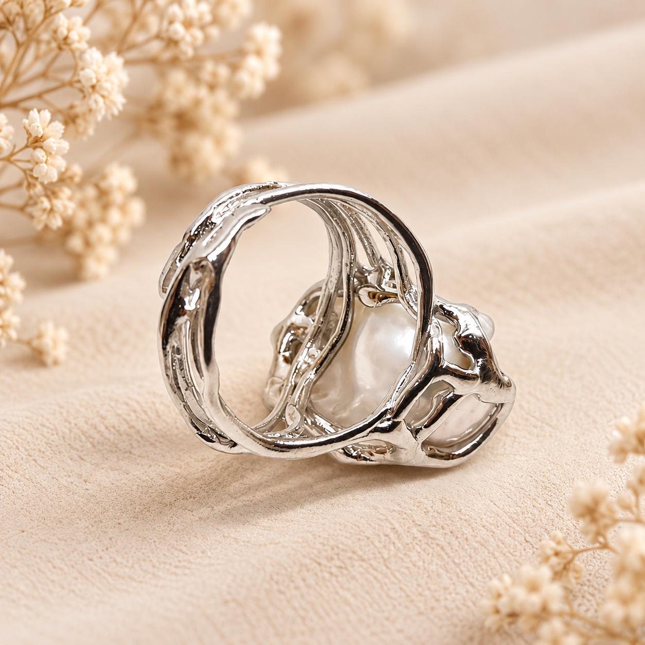 Anello con grande perla barocca naturale d’acqua dolce e montatura in Argento 925 rodiato lavorata artigianalmente.