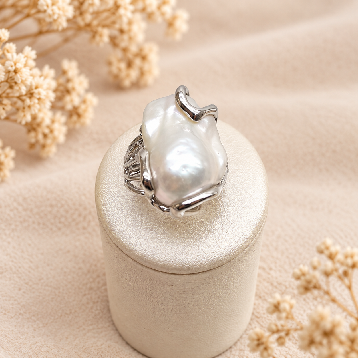 Vista frontale dell’anello con perla barocca naturale d’acqua dolce incastonata in montatura artigianale in Argento 925 rodiato.