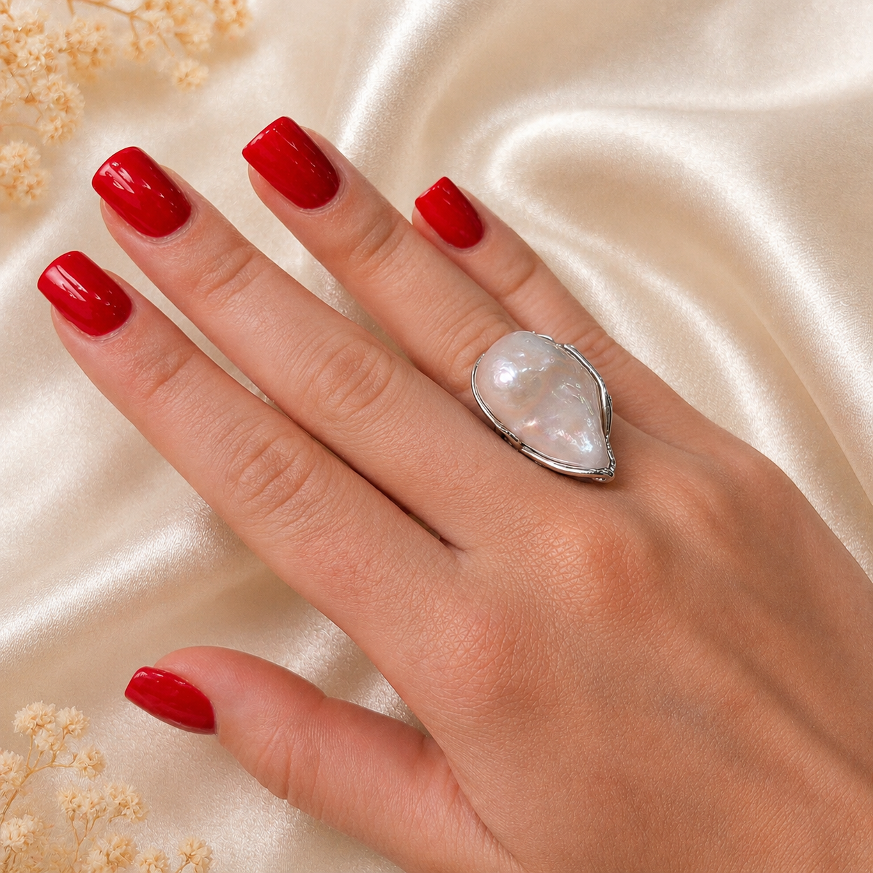 Anello in Argento 925 rodiato con Perla Barocca Naturale d'Acqua Dolce indossato