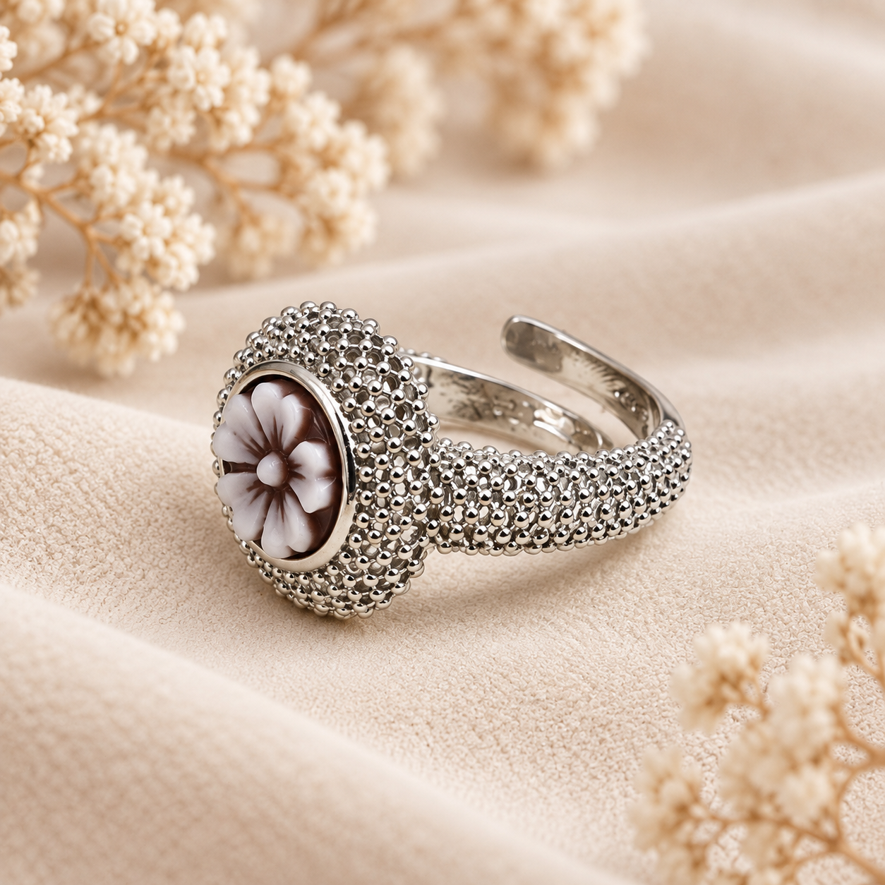 Anello regolabile da donna in Argento 925 rodiato con cammeo ovale raffigurante un fiore inciso a mano, montatura bombata con raffinata lavorazione a piccoli dettagli sferici. Gioiello artigianale Made in Italy – Madonna Jewels.