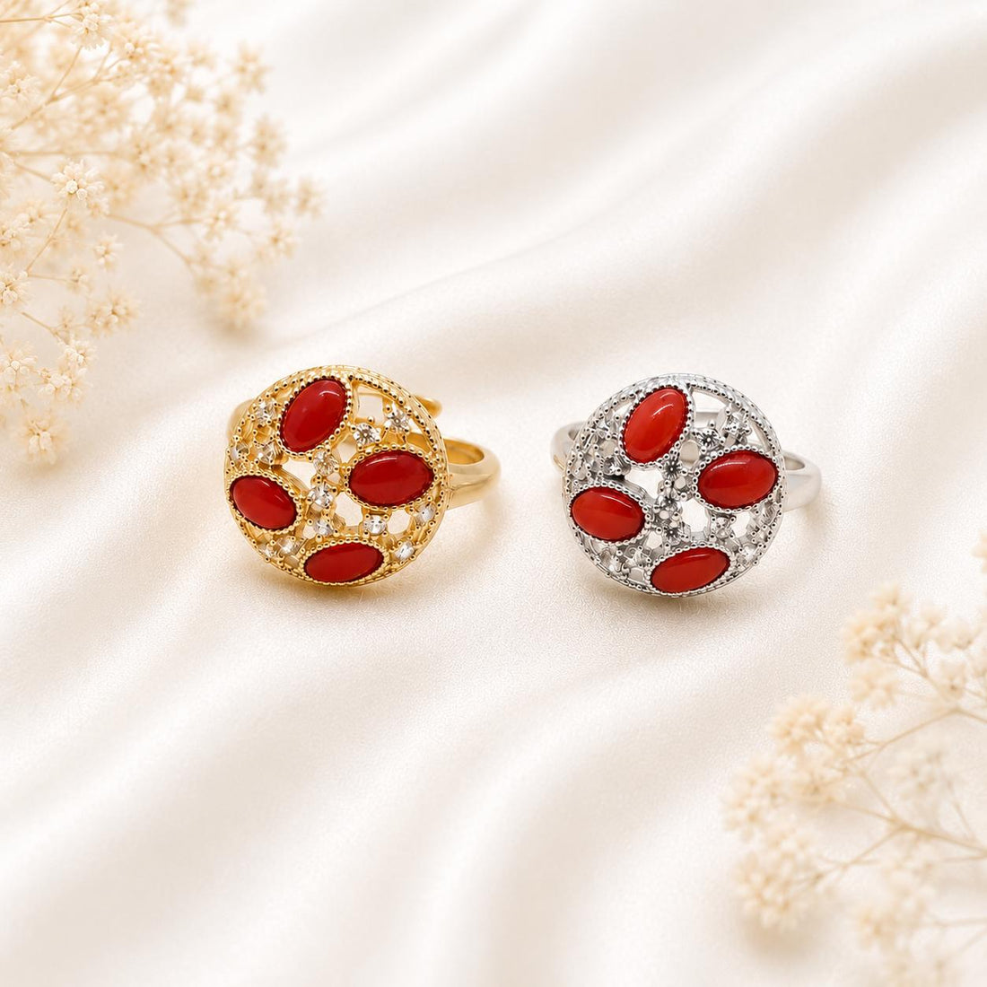 Anello Splendid da donna in Argento 925 disponibile in finitura placcata oro e rodiata con quattro cabochon di Corallo Rosso Naturale del Mediterraneo e zirconi.