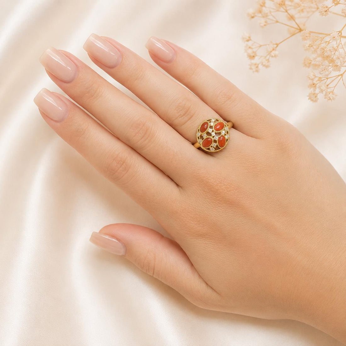 Anello Splendid da donna indossato in Argento 925 placcato oro con quattro cabochon di Corallo Rosso Naturale del Mediterraneo e zirconi.