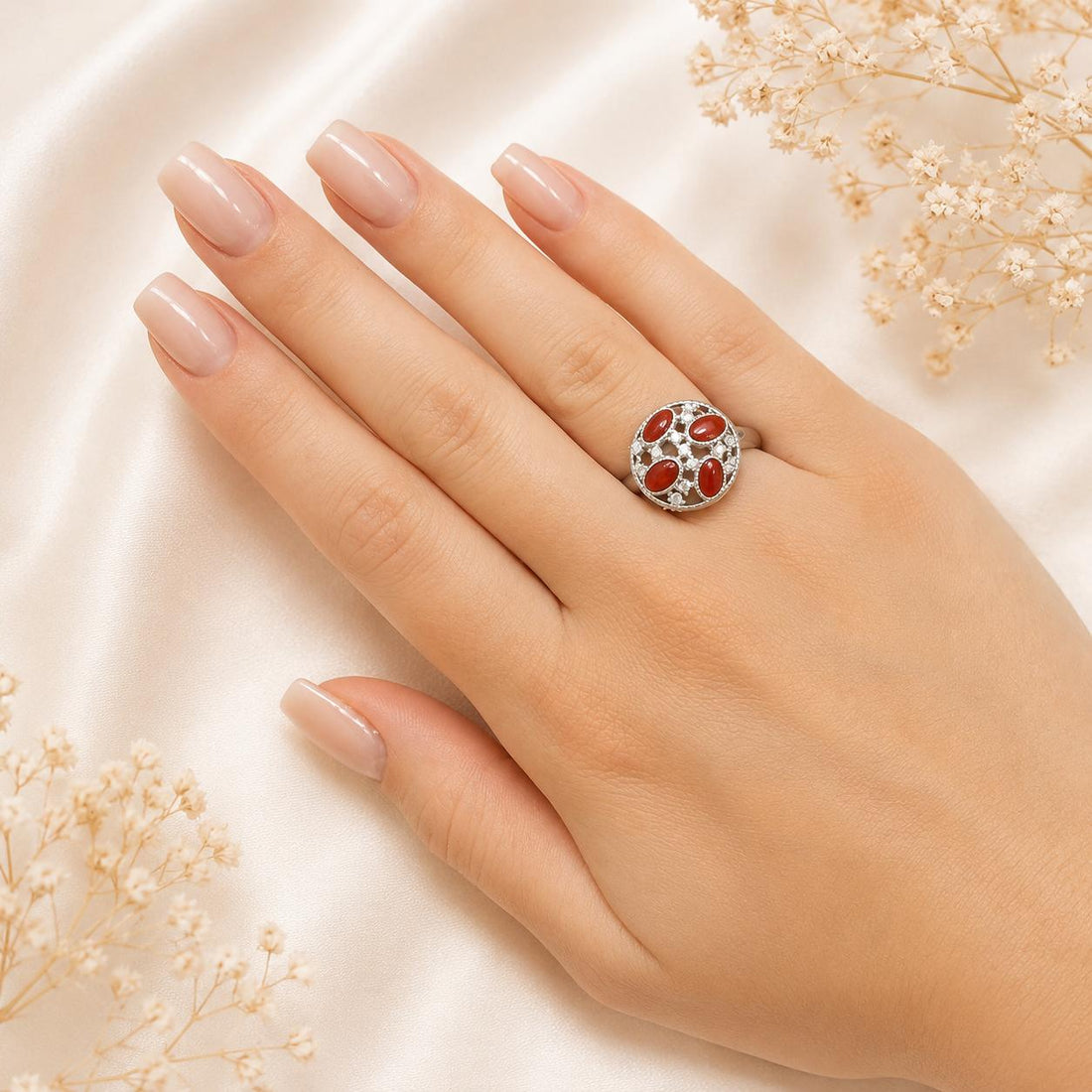 Anello Splendid da donna indossato in Argento 925 rodiato con quattro cabochon di Corallo Rosso Naturale del Mediterraneo e zirconi.